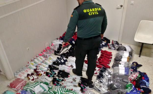 Intervienen 250 artículos deportivos falsificados a un vecino de Granada en Talavera la Real