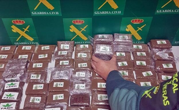 Cuatro arrestados con 90 tabletas de hachís ocultas en dos coches que circulaban por la A-66