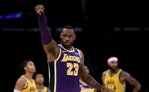 LeBron James logra un 'doble-doble' y los Lakers superan a los Kings