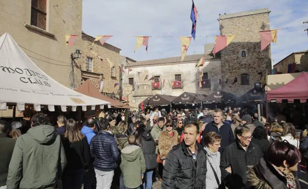 El Mercado Medieval llena la Ciudad Monumental de Cáceres en una soleada jornada