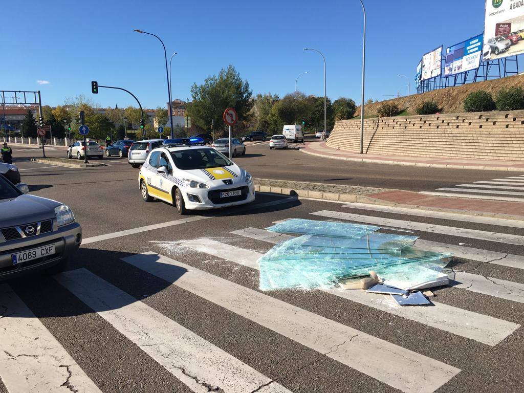 Cristales en la calzada de la BA-20, en Badajoz, después de que un camión haya perdido su carga