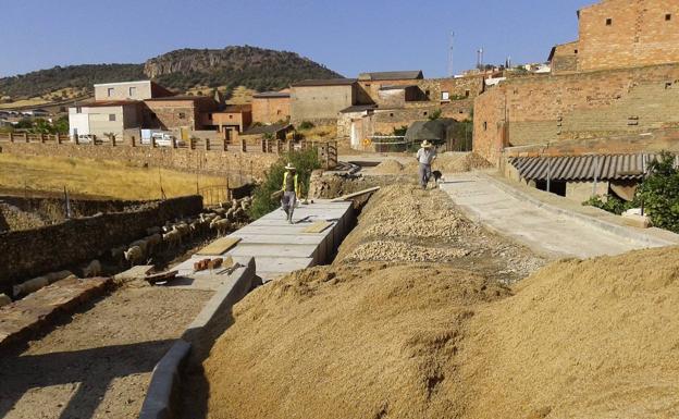 La Diputación de Badajoz reconstruye el colector dañado por el temporal en Peñalsordo