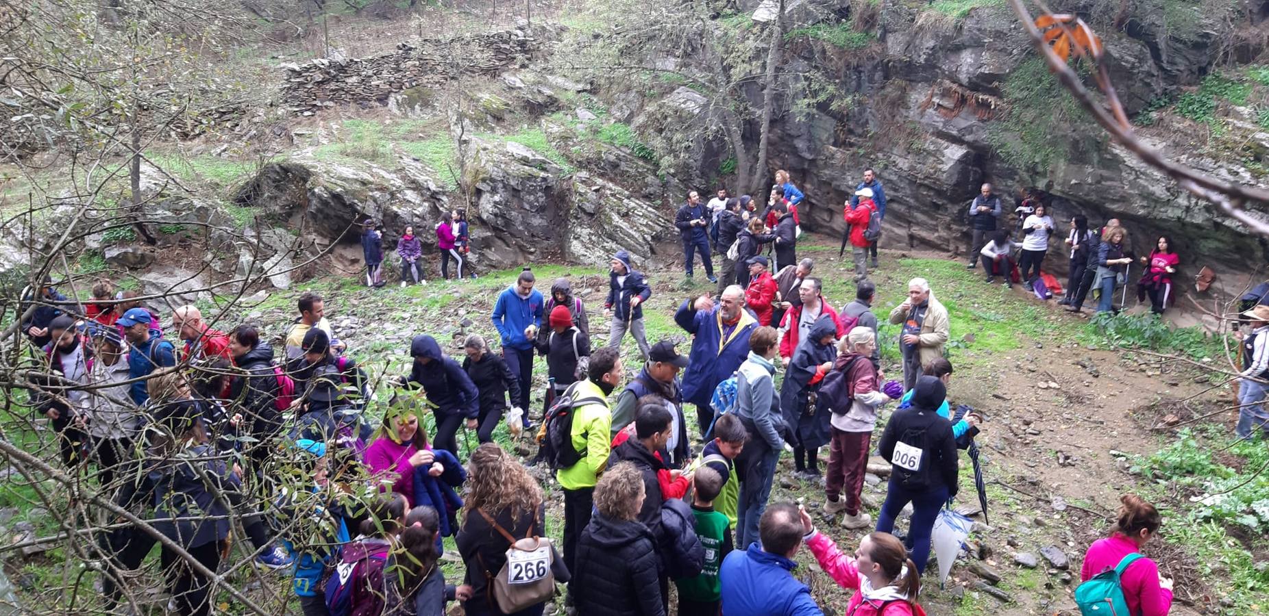 La solidarida pudo al mal tiempo en la II Marcha senderista solidaria por La Bazana organizada por AFAD Jerez Sierra Suroeste
