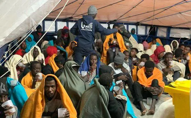 El 'Aita Mari' rescata a 78 migrantes que viajaban en una patera a la deriva en el Mediterráneo