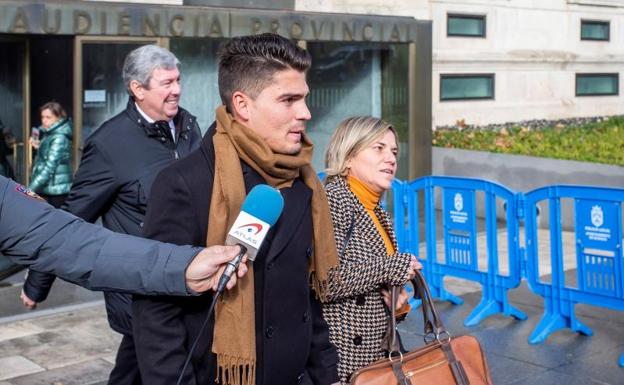 La víctima del caso Arandina declara que los tres exfutbolistas sabían que tenía 15 años