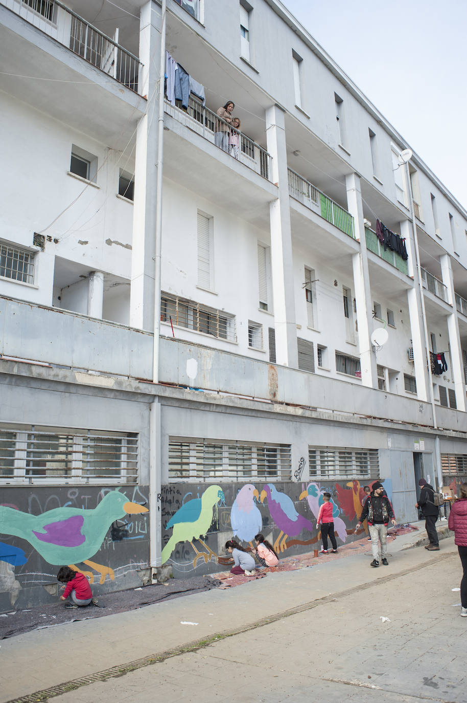 Decoración que han realizado los niños de Los Colorines en el barrio