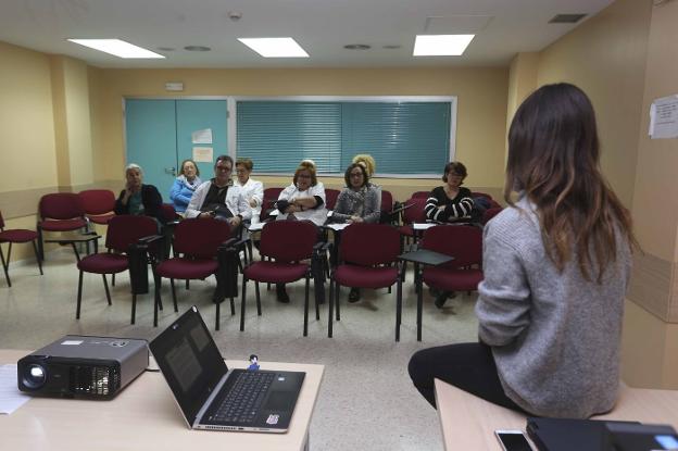 Un curso de la AECC ayuda a trabajadores del Hospital de Mérida a dejar de fumar