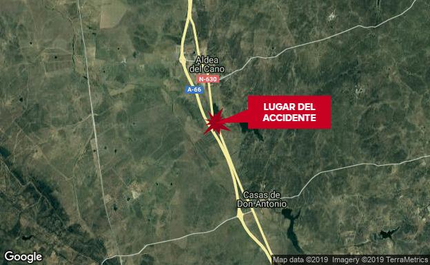 Tres heridos al salirse de la vía un coche en la carretera que une Aldea del Cano y Casas de Don Antonio