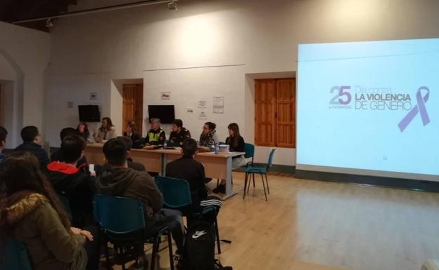 Una mesa redonda sobre violencia de género