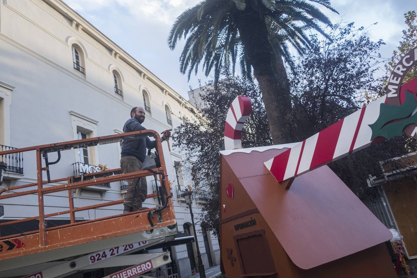 El Paseo de San Francisco de Badajoz se preprara para la Navidad