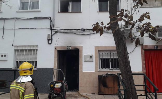 Dos heridos en el incendio de una vivienda en Cáceres