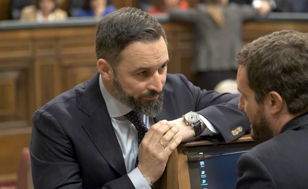 Las tensiones entre PP y Vox afloran en la primera sesión de la legislatura