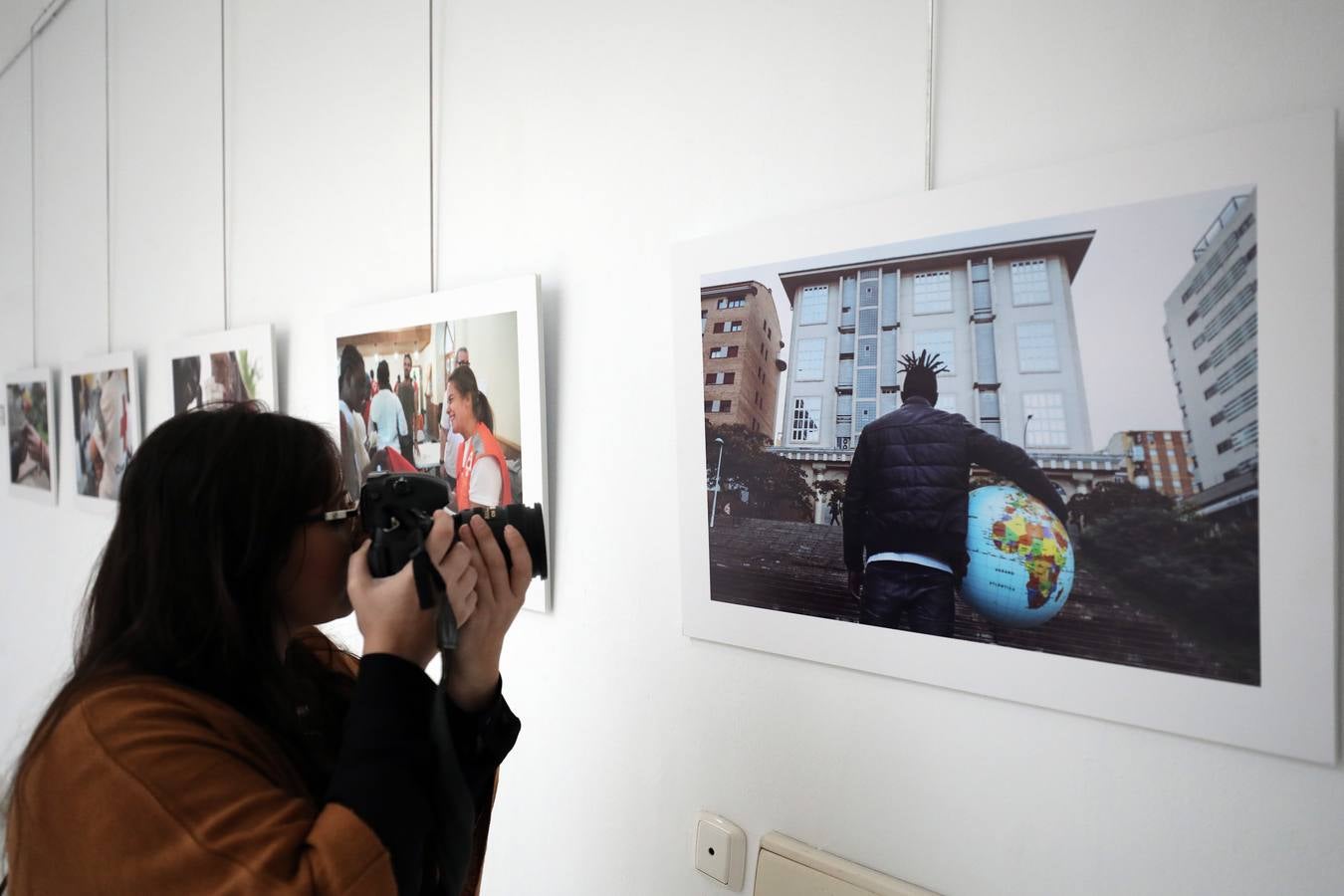El patio de la Asamblea de Extremadura acoge la exposición 'La revolución de la empatía'