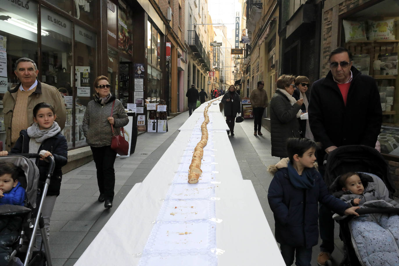 Bocadillo gigante de patatera en la calle Moret de Cáceres