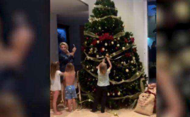 Pataky decora el árbol de Navidad con sus hijos