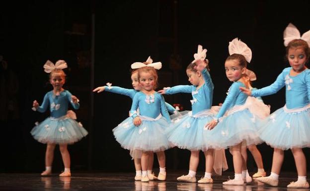 Danzamaratón llena de baile el Gran Teatro de Cáceres