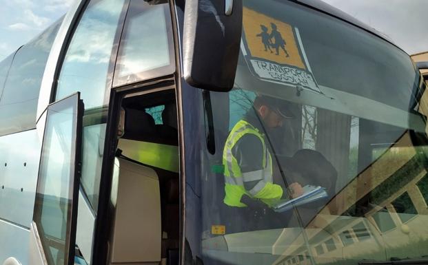 Un conductor de autobús quintuplica la tasa de alcohol cuando llevaba alumnos al instituto de Talavera