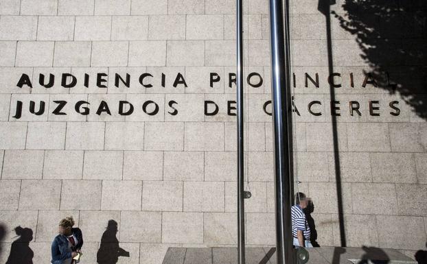 La Audiencia absuelve a la tesorera de una cofradía de Acehúche condenada por quedarse con dinero