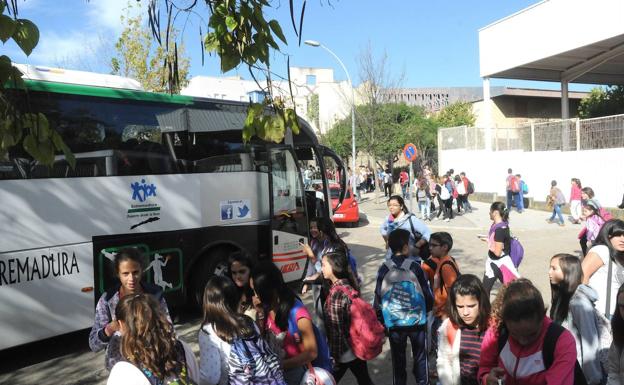 La Junta rechaza indemnizar a dos firmas a las que retiró rutas de transporte escolar