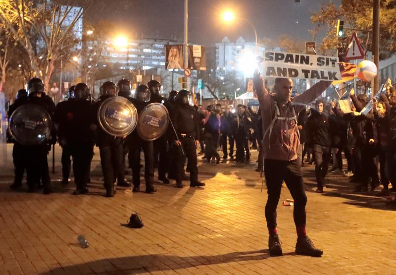 Las protestas durante el clásico, en imágenes