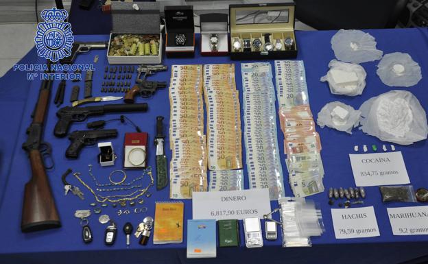 Ingresan en prisión tres personas por preparar y vender drogas en un pub de Almendralejo