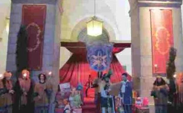 Pasacalles del cartero real por el centro de Cáceres