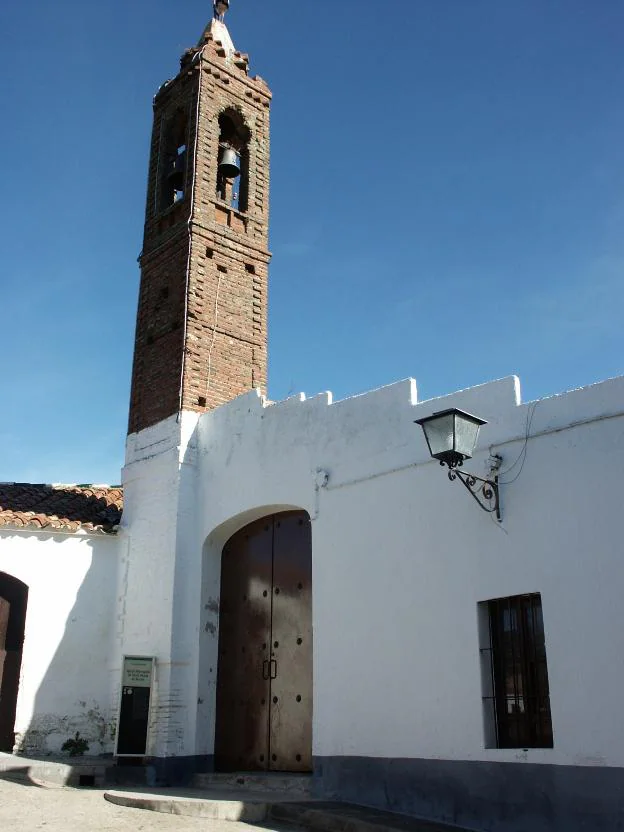 Arriba, iglesia de Santa María de Nava y Casiodoro de Reina. :: HOY/