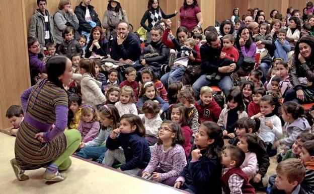 'Cuentaverso' navideño en la biblioteca pública de Cáceres