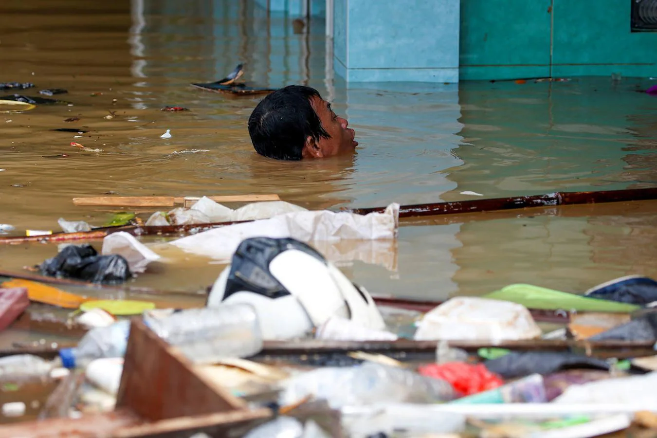 Las inundaciones dejan a Indonesia con el agua al cuello