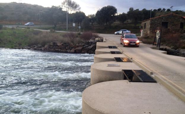 El puente de Cedillo llega al Defensor del Pueblo