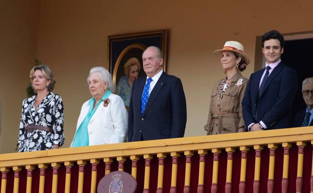 La roseta de brillantes que doña Pilar subastó en Badajoz