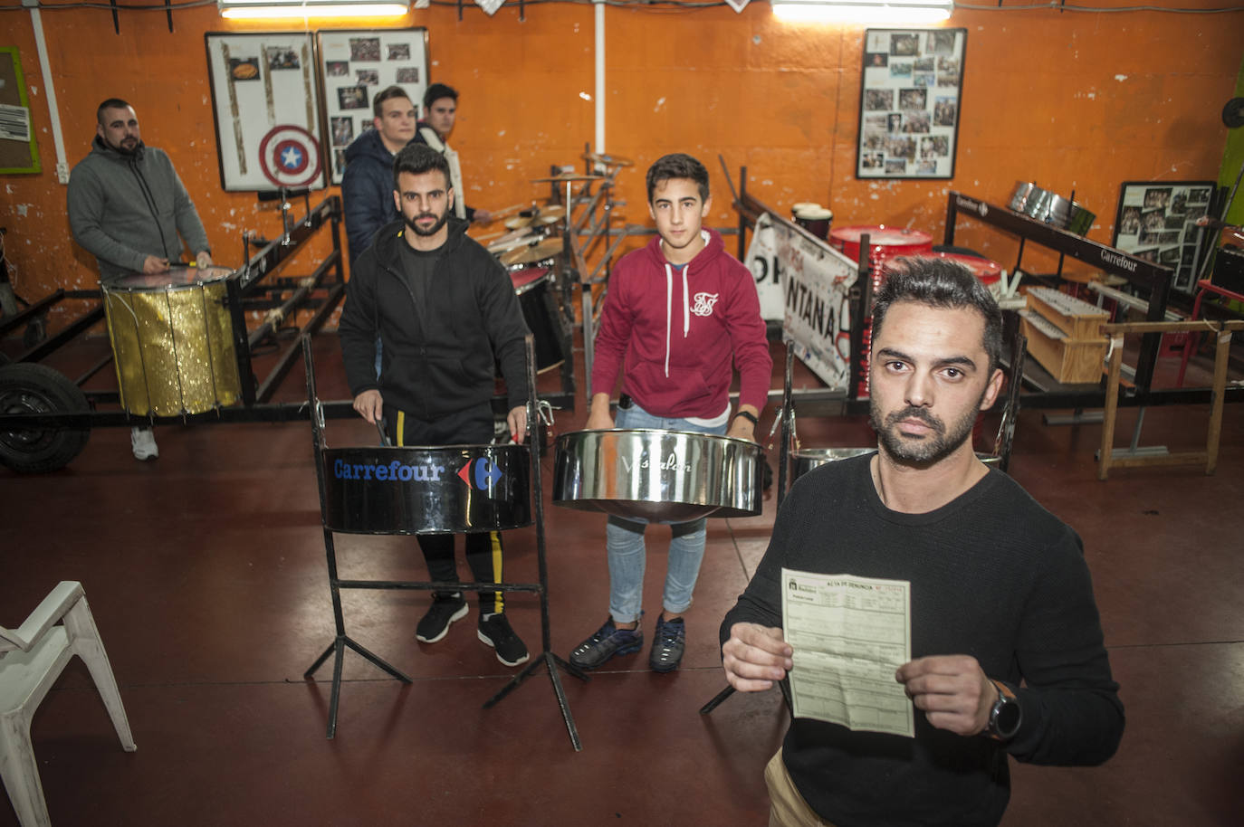 La Policía Local de Badajoz multa a una comparsa durante un ensayo por exceso de ruido