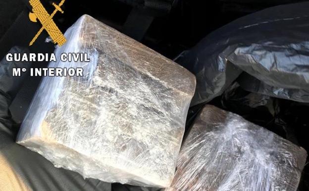 Dos arrestados con 900 gramos de hachís cuando circulaban por la A-66 a la altura de Cañaveral