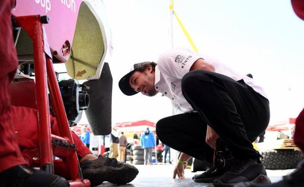 Alonso aprueba en su primera semana en el Dakar