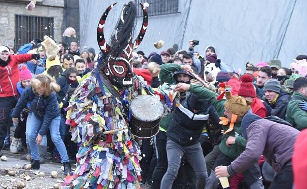 Ventiocho toneladas de nabos para descargar adrenalina contra Jarramplas