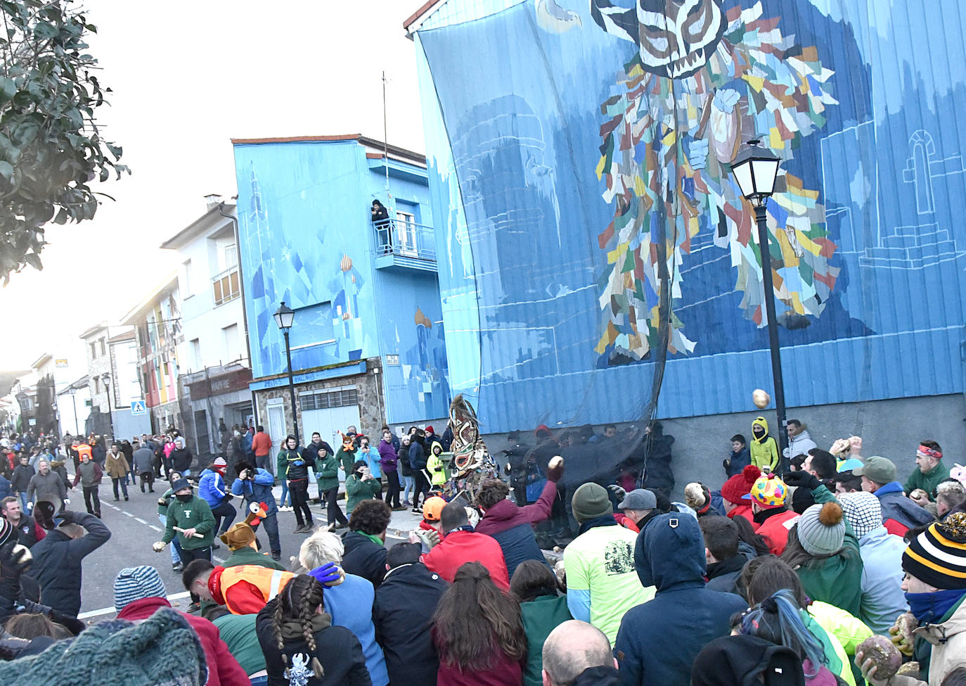 La localidad de Piornal vuelve a llenarse de público para participar en el Jarramplas