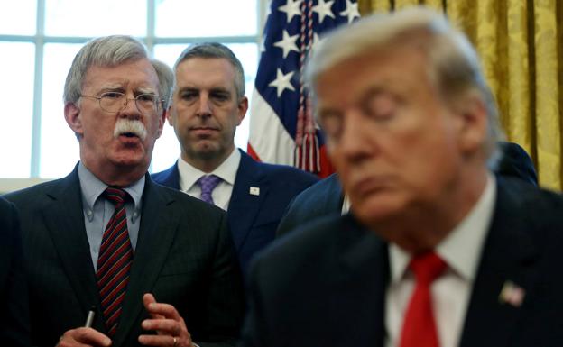 John Bolton, en una foto de archivo junto a Trump./Reuters