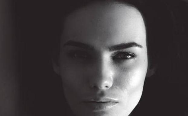 Presentación del libro 'A un milímetro de ti' en el Ateneo de Cáceres