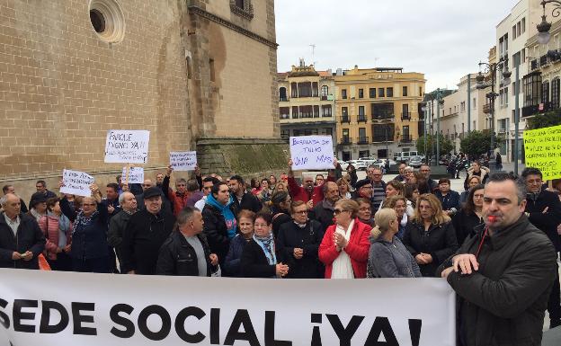 Más de un centenar de vecinos exigen solucionar los apagones en Badajoz
