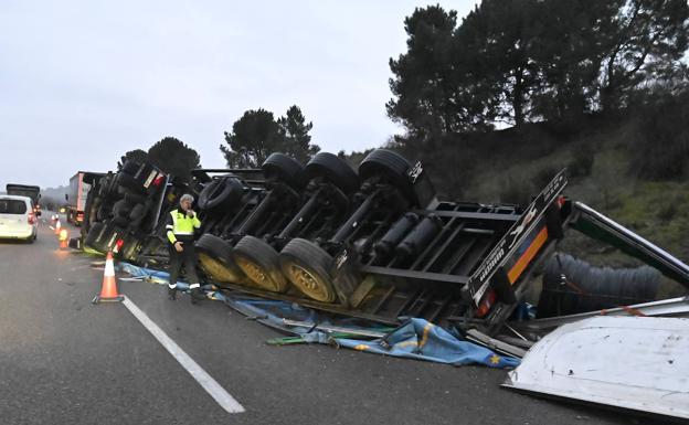 La retirada del camión en la A-5 entre Badajoz y Talavera obliga a cortar los dos carriles cuatro horas