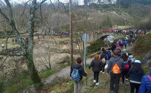 Centenares de caminantes recrean en La Vera el último viaje de Carlos V