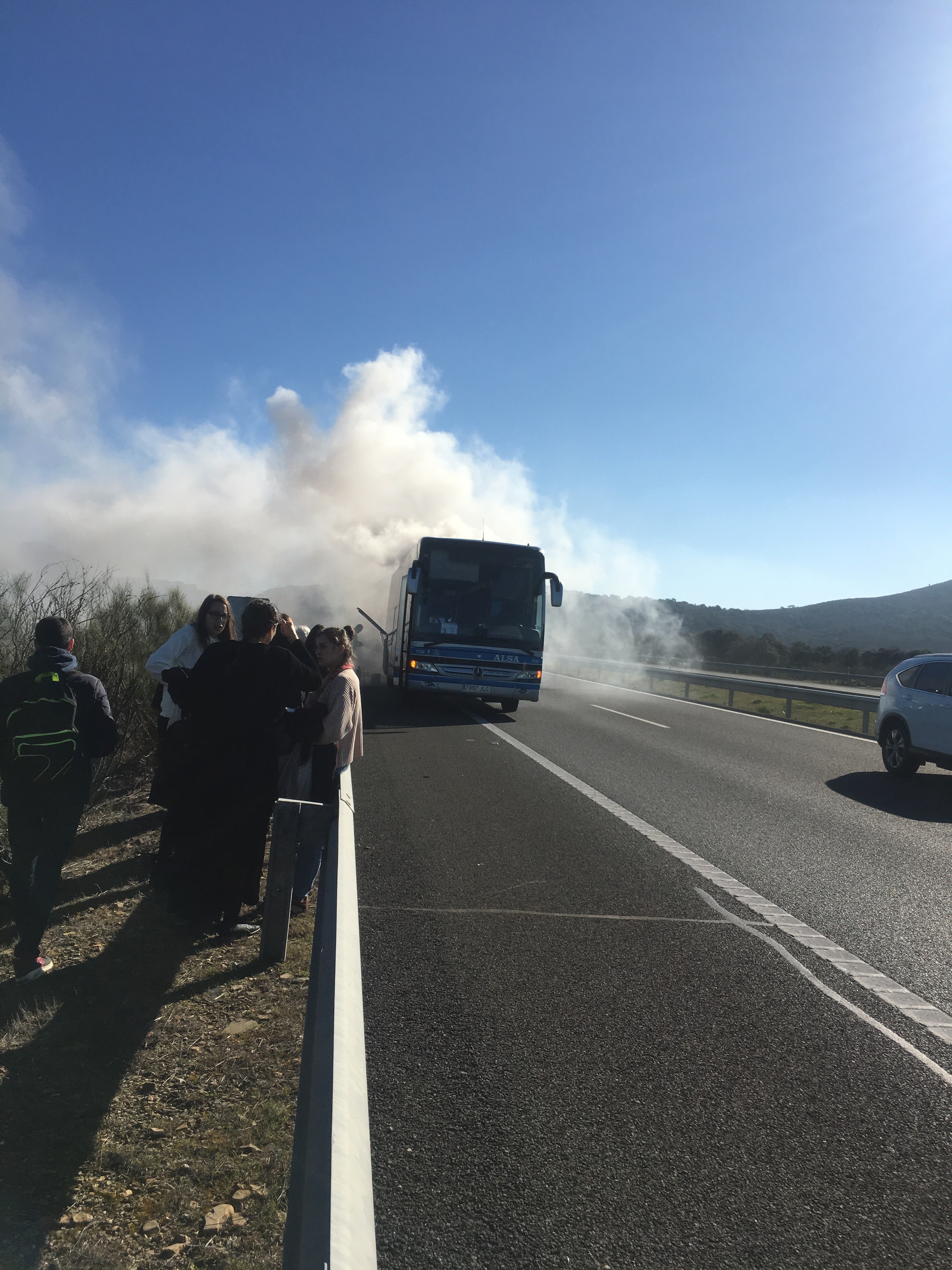 Imágenes del autobús que ha salido ardiendo en la A-66 entre Mérida y Cáceres