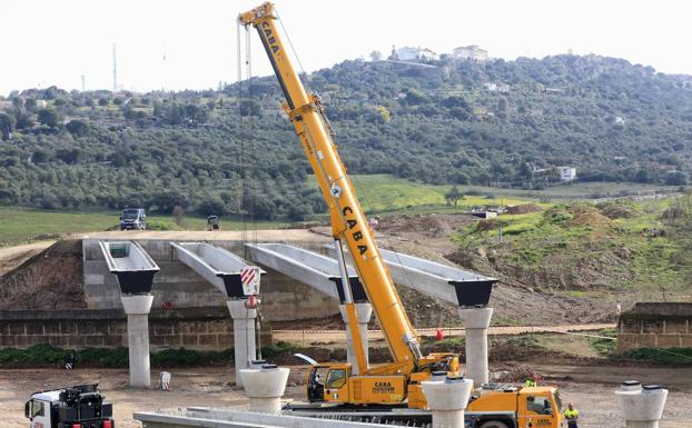 El viaducto de la Ronda Sureste de Cáceres cambia el paisaje de la falda de La Montaña