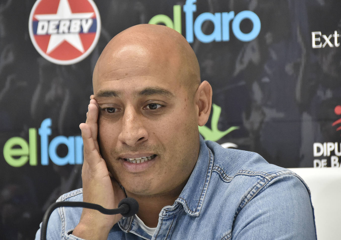 Lágrimas en las despedida de Nafti del Badajoz