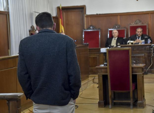 El acusado de amenazar a su pareja e incendiar su casa dice que no lo recuerda porque estaba drogado