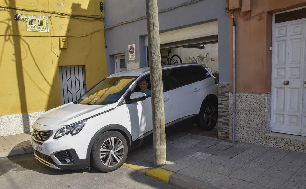 «Pusieron un poste de la luz provisional delante de mi garaje y lleva ahí 7 años»