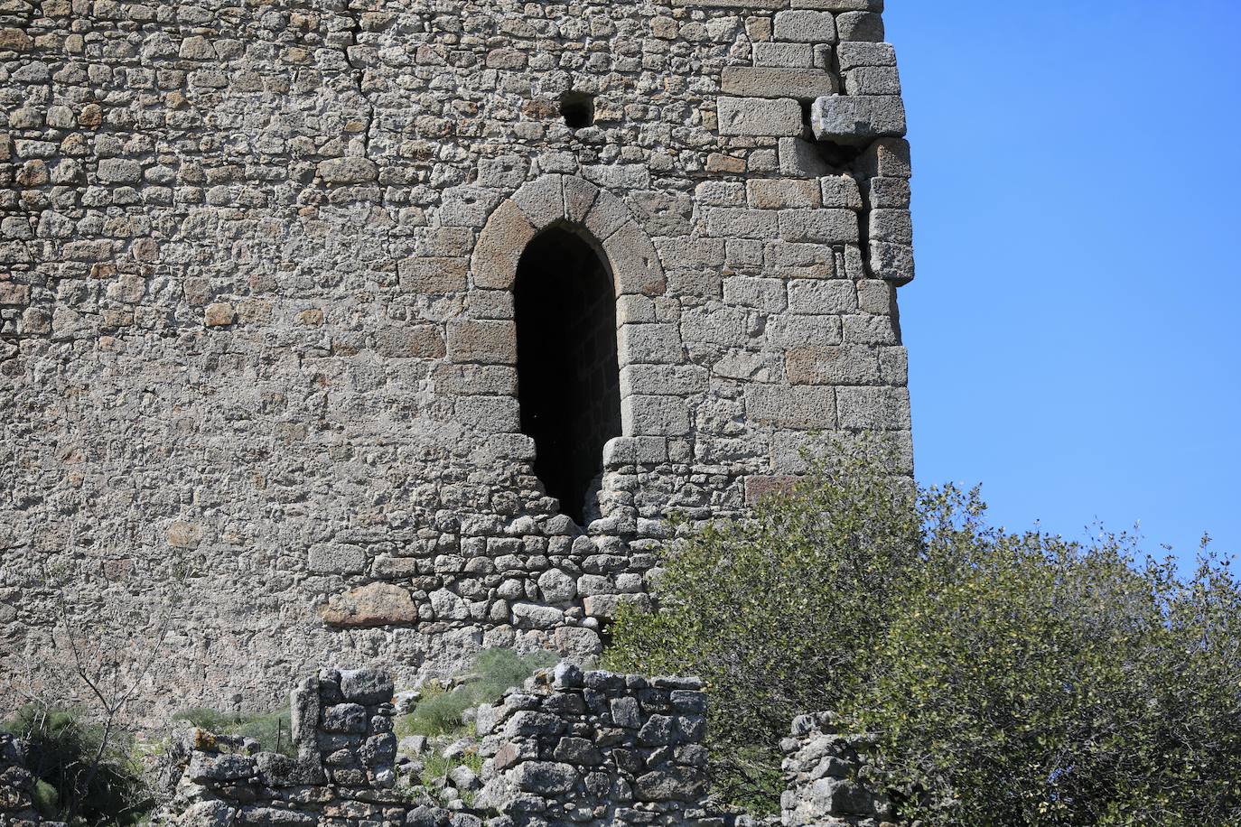 Estado de los castillos de Trevejo y castillo de Peñafiel en Zarza la Mayor