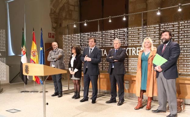 Junta, patronal y sindicatos pactarán el cambio del modelo del transporte sanitario y nuevas estaciones de ITV