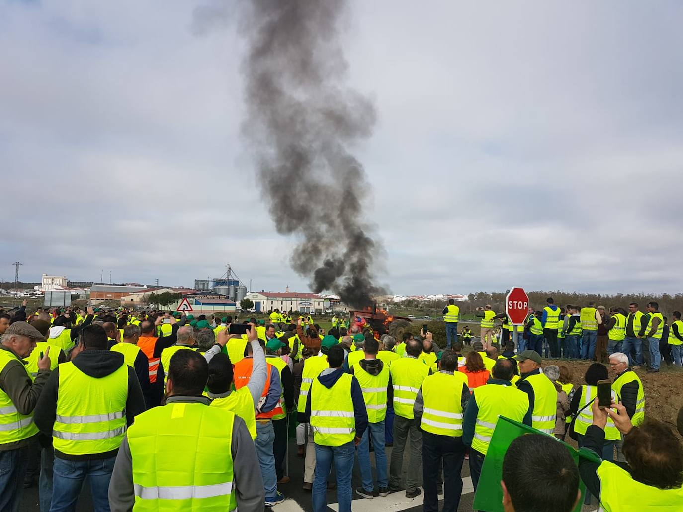 Un tractor viejo quemado en la protesta de Berlanga