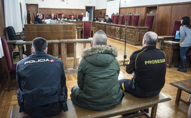Dos años y siete meses de cárcel por atentar contra un fiscal y agredir a un policía en Badajoz